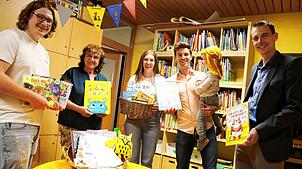 Lars Haas (von links), Gabi Hirt und Maren Brugger vom Kindergarten sowie Bürgermeister Christian Wörpel (rechts) freuen sich über die ...