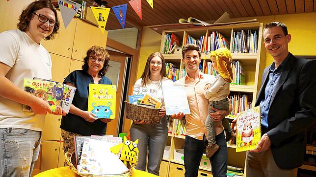 Lars Haas (von links), Gabi Hirt und Maren Brugger vom Kindergarten sowie Bürgermeister Christian Wörpel (rechts) freuen sich über die ...
