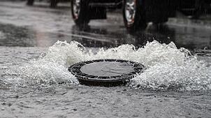 Im Landkreis Aschaffenburg hoben die Wassermassen einige Gullydeckel aus. (Symbolbild)