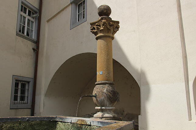 Ein weiterer Brunnen steht im Tiengener Schlosshof, wo das Wasser in ein derzeit leeres Becken hinein plätschert.