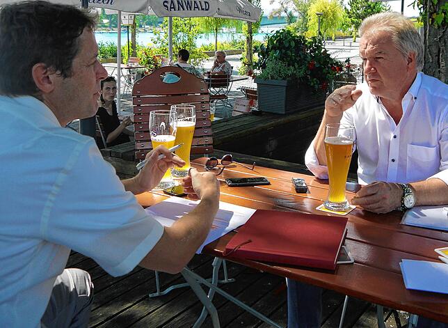 Trinkt an heißen Tagen auch schon mal ein alkoholfreies Weizenbier am Seerhein in Konstanz: Baden-Württembergs Umweltminister Franz ...