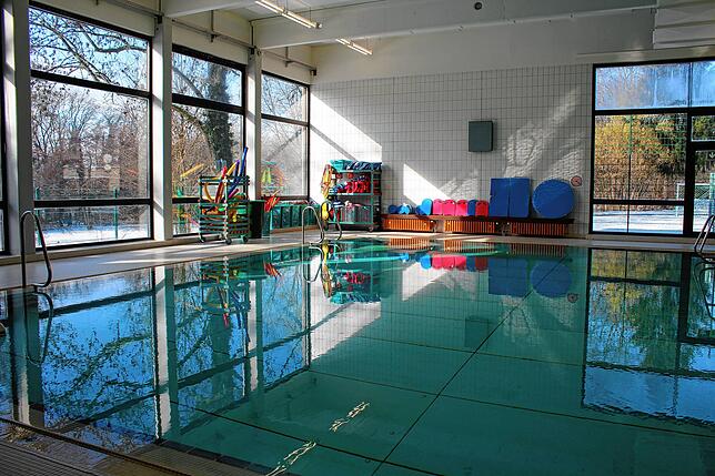 In dem kleinen Becken spüren Kinder, die sich kaum bewegen können, Schwerelosigkeit.