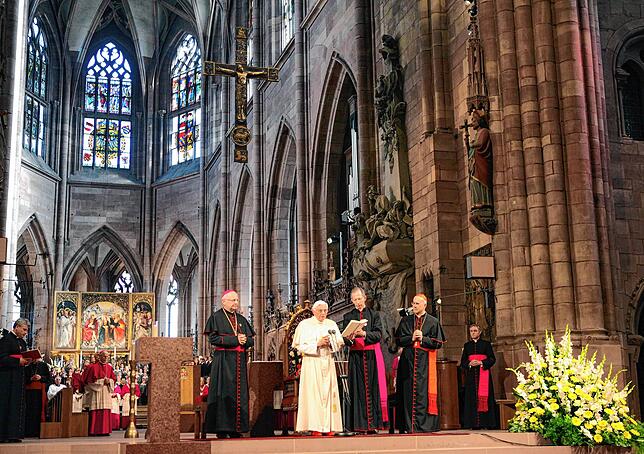 Festmesse im Freiburger Münster, in der Mitte steht Papst Benedikt XVI.