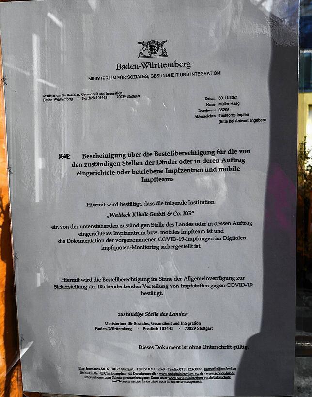 Das offizielle Genehmigungsschreiben ziert die Eingangstüre zum Forsthaus, in welchem ab sofort gegen Corona geimpft wird.