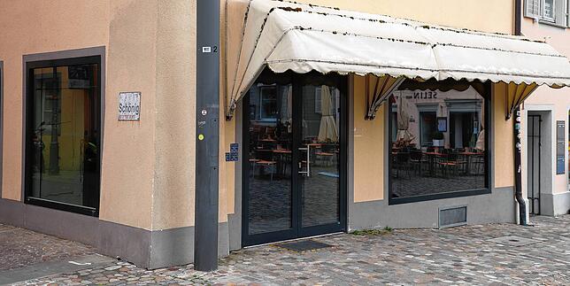 Katzgasse/Ecke Münsterplatz im Mai. Mode Schönig hat seit Ende März für immer geschlossen.