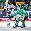Die Wild Wings sicherten sich weitere Punkte. Das Bild zeigt den Schwenninger Phil Hungerecker (links) im Duell mit Constantin Braun.
