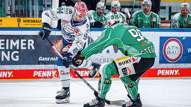 Die Wild Wings sicherten sich weitere Punkte. Das Bild zeigt den Schwenninger Phil Hungerecker (links) im Duell mit Constantin Braun.