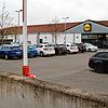 Wie halten es Discounter und Supermärkte mit der Einhaltung der Parkkontrolle. Bei Lidl regelt eine Schranke das Grundstück ab, andere ...