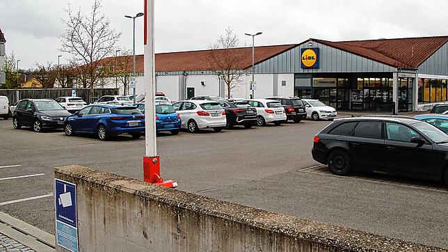 Wie halten es Discounter und Supermärkte mit der Einhaltung der Parkkontrolle. Bei Lidl regelt eine Schranke das Grundstück ab, andere ...