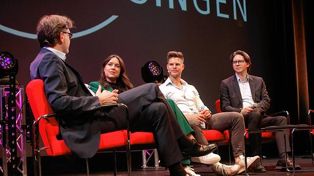 Auf dem Podium (von links): SÜDKURIER-Chefredakteur Stefan Lutz, Klara Krieg, Philip Häusser und Peter Keck.