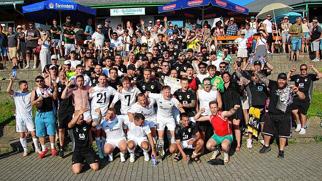 Die erste Mannschaft der SG Schwarzwald-Union (vorne) schaffte nach nervenaufreibenden 120 Minuten im Rückspiel den ...