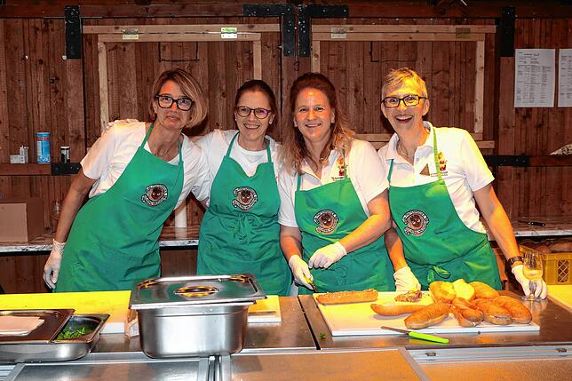 Bild 13: Ein Prosit der Gemütlichkeit! Fotos vom zweiten Abend beim Reichenauer Weinfest 2025