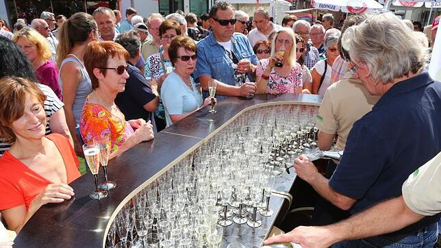 Bild : Zum Stadtfest-Start 1500 Gläser Sekt gratis