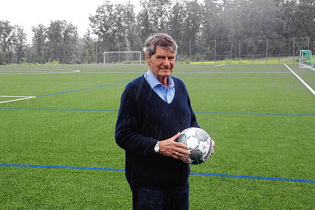 Reinhard Ebersbach hält 35 Jahre später auf dem im November 2017 neu eingeweihten Kunstrasen einen für das Foto ausgeliehenen Ball vom ...