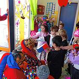 Der Narrenverein Hü-Ri hat die Kinder im Kindergarten Riedern befreit.