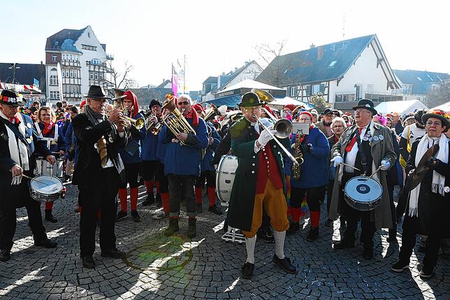 Bild 11: Am Ende hat auch Festkleben nichts genützt: So war der Rathaussturm in Singen