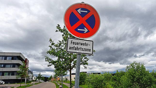 Auf Schildern wie diesen wird auf die Feuerwehranfahrtszone hingewiesen. Wer hier parkt, wird abgeschleppt.
