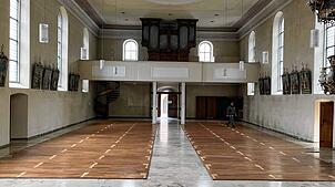 14 Helfer haben den Kirchenraum für Renovierung leergeräumt Foto: Richard Müller