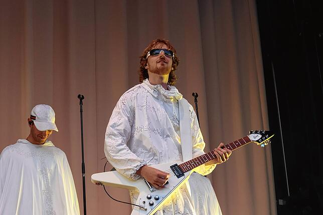 Bild 7: Hier spielt die Musik! Fans tanzen vor den Bühnen beim Campus-Festival 2025