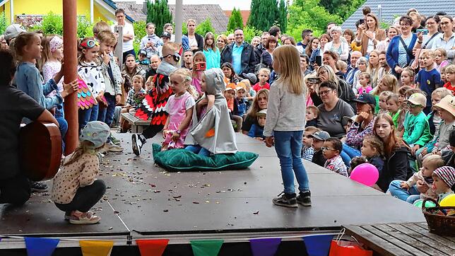 Die Kinder des Kinderhauses Mönchweiler begrüßen vor großem Publikum mit einem Singspiel zum Tag der offenen Türe anlässlich der ...