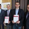 Der Vorsitzende Egon Wohlhüter (links) und sein Stellvertreter Stefan Blender (rechts) zeichneten den Ehrenvorsitzenden Manfred Birkler ...