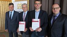Der Vorsitzende Egon Wohlhüter (links) und sein Stellvertreter Stefan Blender (rechts) zeichneten den Ehrenvorsitzenden Manfred Birkler ...