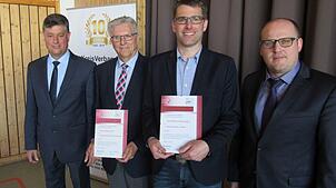 Der Vorsitzende Egon Wohlhüter (links) und sein Stellvertreter Stefan Blender (rechts) zeichneten den Ehrenvorsitzenden Manfred Birkler ...