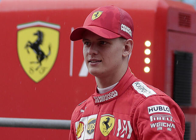 Rennfahrer Mick Schumacher Mick Schumacher geht zur Box im Rahmen seiner ersten Testfahrt im Formel-1-Ferrari.