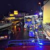 Die Feuerwehr war im Einsatz, weil ein Lastwagen in der Dillstraße Getränkekästen verloren hat.