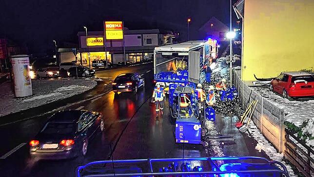 Die Feuerwehr war im Einsatz, weil ein Lastwagen in der Dillstraße Getränkekästen verloren hat.
