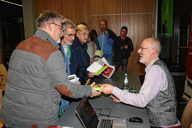 Buch-Greuter bietet immer wieder Veranstaltungen an, wie eine Lesung mit Förster und Autor Peter Wohlleben im November 2019 im ...