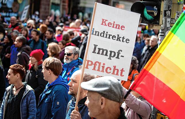 Ein Mann trägt auf einer Demonstration der Initiative „Querdenken“ ein Schild mit der Aufschrift „Keine indirekte ...
