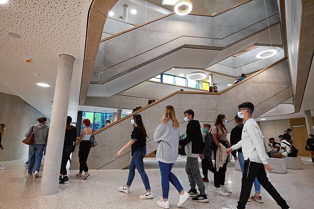 Auf Entdeckungstour: Die Schüler der Eichendorff Realschule erkunden die neuen Räumlichkeiten.