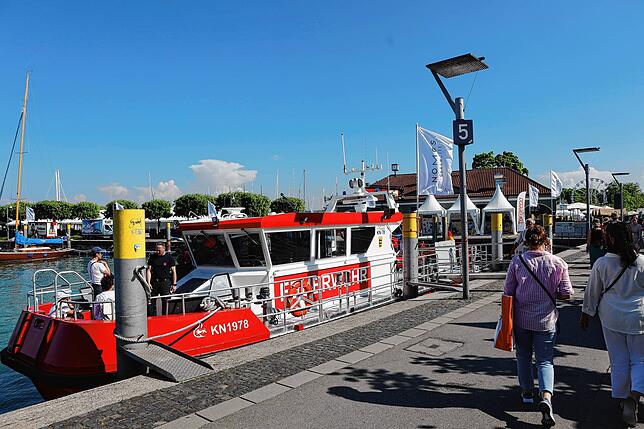 Bild 22: Auf dem See sind die Schiffe unterwegs, im Konstanzer Hafen die Besucher der Bodenseewoche