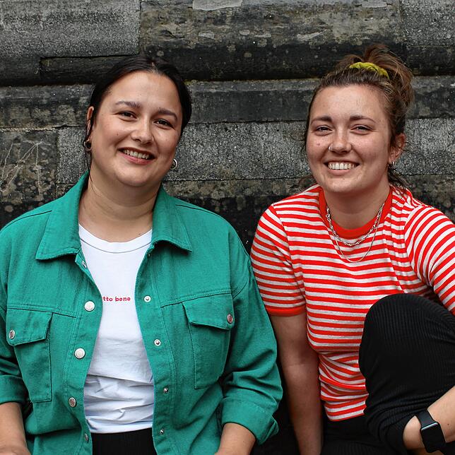 Saskia Reichle (l.) und Rebecca Müller gründeten die „Fangirls“ und geben damit Frauen eine Möglichkeit, sich ungezwungen zu treffen und ...
