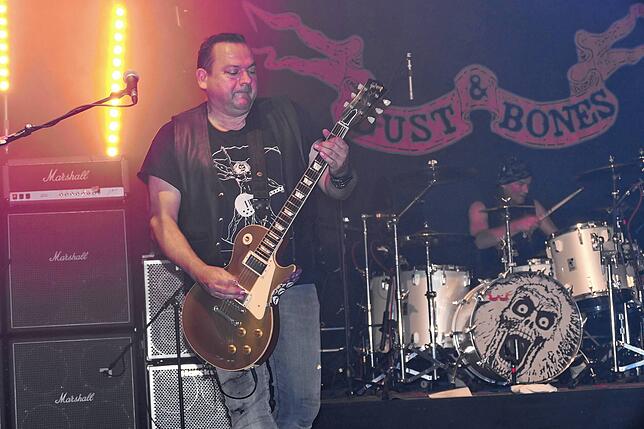 Bild 24: Back to the Future Dust & Bones bieten in der Halle von Holzbau Mäder ein Rockspektakel