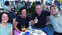 Die Ehepaare Wieser (links und rechts) und Müller aus Bermatingen finden den gemütlichen Abend „einfach spitze“. Fotos: Christiane Keutner