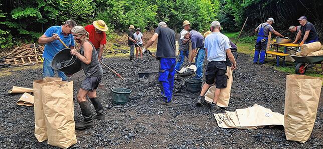 Teamwork ist alles: Beim „Ernten der Holzkohle“ halfen viele mit