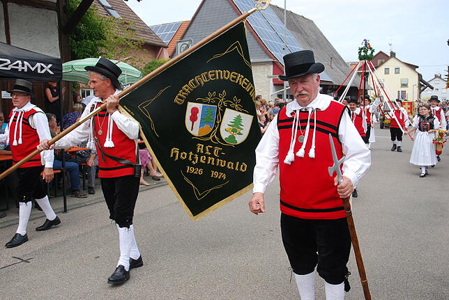 Die Vereinigung Alt-Hotzenwald trug ihre prächtige Flagge voraus.
