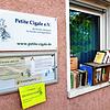 Im Garten um das Vereinsgebäude von Petite Cigale gibt es eine Freiluftgalerie mit Bildern und Geschichten von Kindern und Jugendlichen. ...