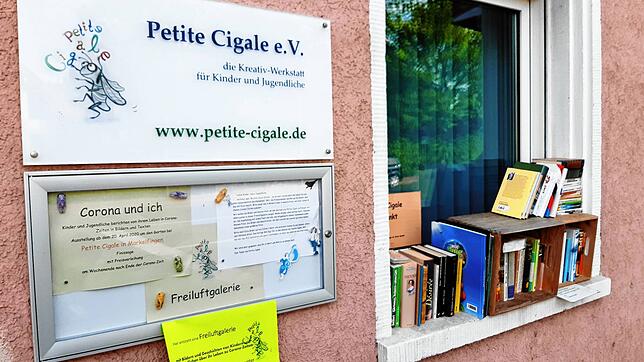 Im Garten um das Vereinsgebäude von Petite Cigale gibt es eine Freiluftgalerie mit Bildern und Geschichten von Kindern und Jugendlichen. ...