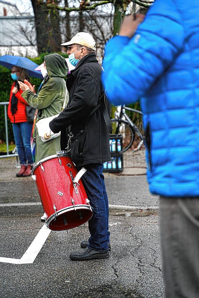 Sogar ein Trommel-Spieler begleitete den Aktionstag vor dem Allweiler-Werk.