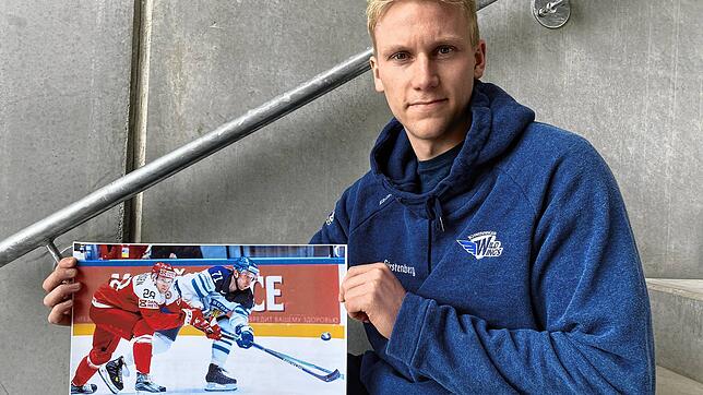 Das größte Spiel in seinen Händen: Emil Kristensen mit einem Foto, das ihn (links) im Trikot der dänischen Nationalmannschaft im ...