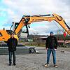 Thomas Firner vom Ingenieurbüro Wirkstoff Technik in Bodman (rechts) und sein Mitarbeiter Christian Hirling stehen vor dem ...