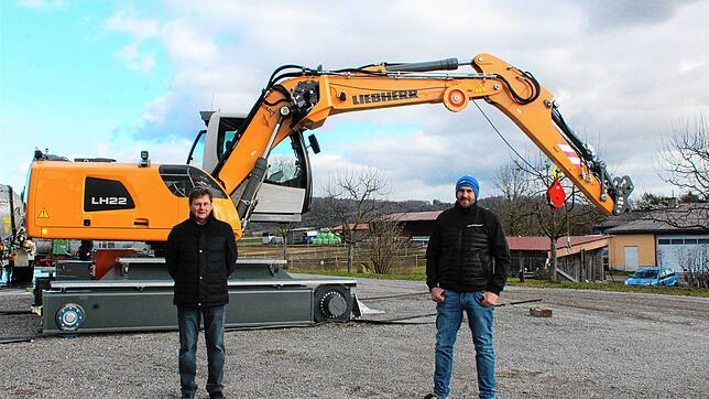 Thomas Firner vom Ingenieurbüro Wirkstoff Technik in Bodman (rechts) und sein Mitarbeiter Christian Hirling stehen vor dem ...