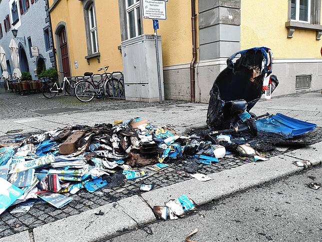 Die Feuerwehr konnte ein Übergreifen auf angrenzende Gebäude (im Hintergrund die Volksbank) verhindern.