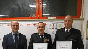 Bürgermeister Stefan Kaiser (von links) ernennt Matthias Pöthke zum Ehrenkommandanten der Albbrucker Feuerwehr und Christian Gerspacher ...