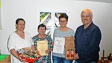 Vorsitzende Andrea Kammerer, Ingrid Kienzler (40 Jahre und neues Ehrenmitglied), Andrea Kammerer (25 Jahre) und der stellvertretender ...