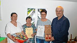 Vorsitzende Andrea Kammerer, Ingrid Kienzler (40 Jahre und neues Ehrenmitglied), Andrea Kammerer (25 Jahre) und der stellvertretender ...