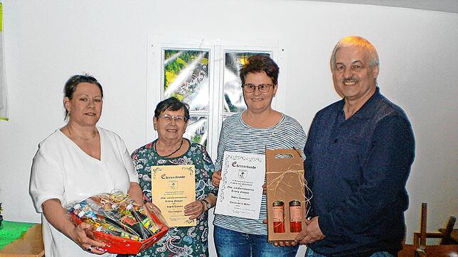 Vorsitzende Andrea Kammerer, Ingrid Kienzler (40 Jahre und neues Ehrenmitglied), Andrea Kammerer (25 Jahre) und der stellvertretender ...